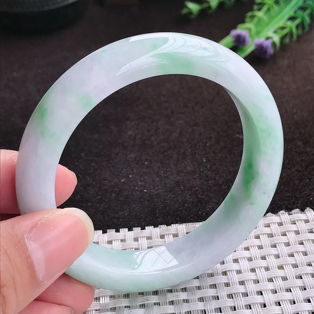 自然光55.5/12.5/9老坑精美冰润飘绿手镯宽边翡翠玉镯手环