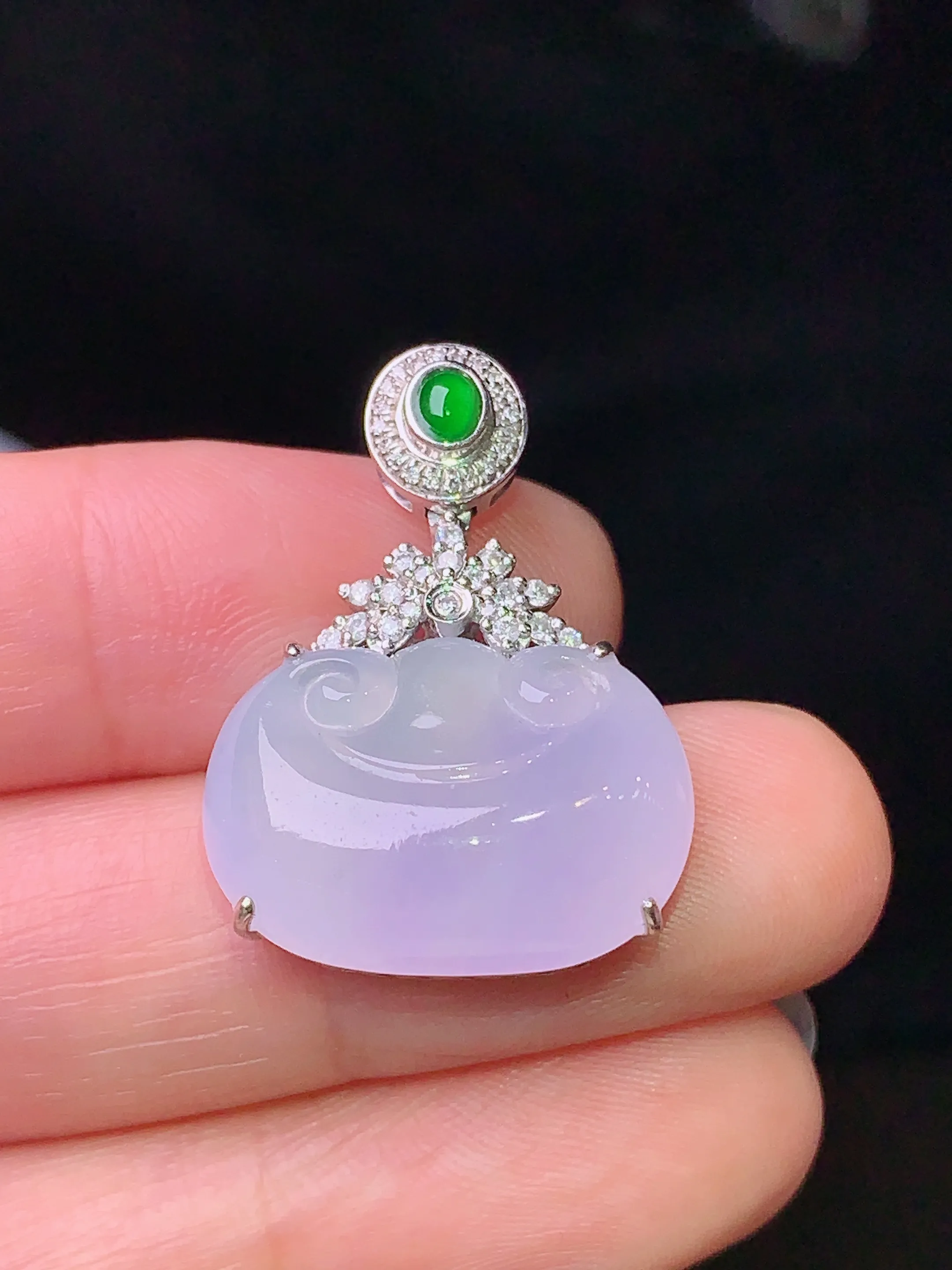 18k金钻镶嵌紫罗兰如意吊坠 玉质细腻 水润亮眼 色泽艳丽 整体尺寸26.5*19.2*7.5