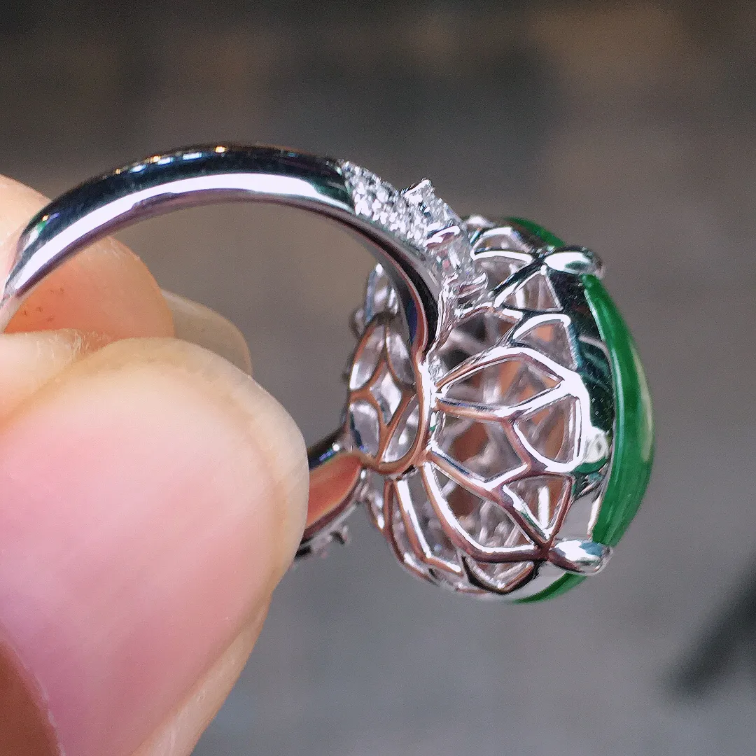 阳绿蛋面戒指，色泽均匀艳丽，玉质细腻，荧光感超
强，饱满圆润，简单大方，尽显优雅气质，18k
金豪华镶嵌