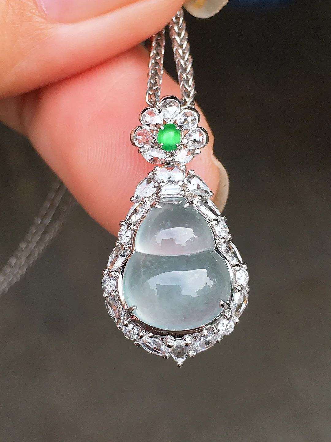 玻璃种葫芦吊坠，玉质细腻，荧光感超
强，饱满圆润，尽显优雅气质，18k
金豪华镶嵌