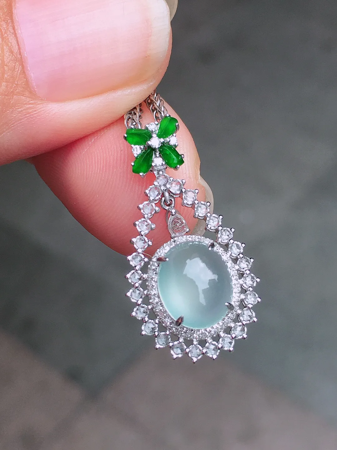 冰种蛋面吊坠，玉质细腻，荧光感超
强，饱满圆润，尽显优雅气质，18k
金豪华镶嵌