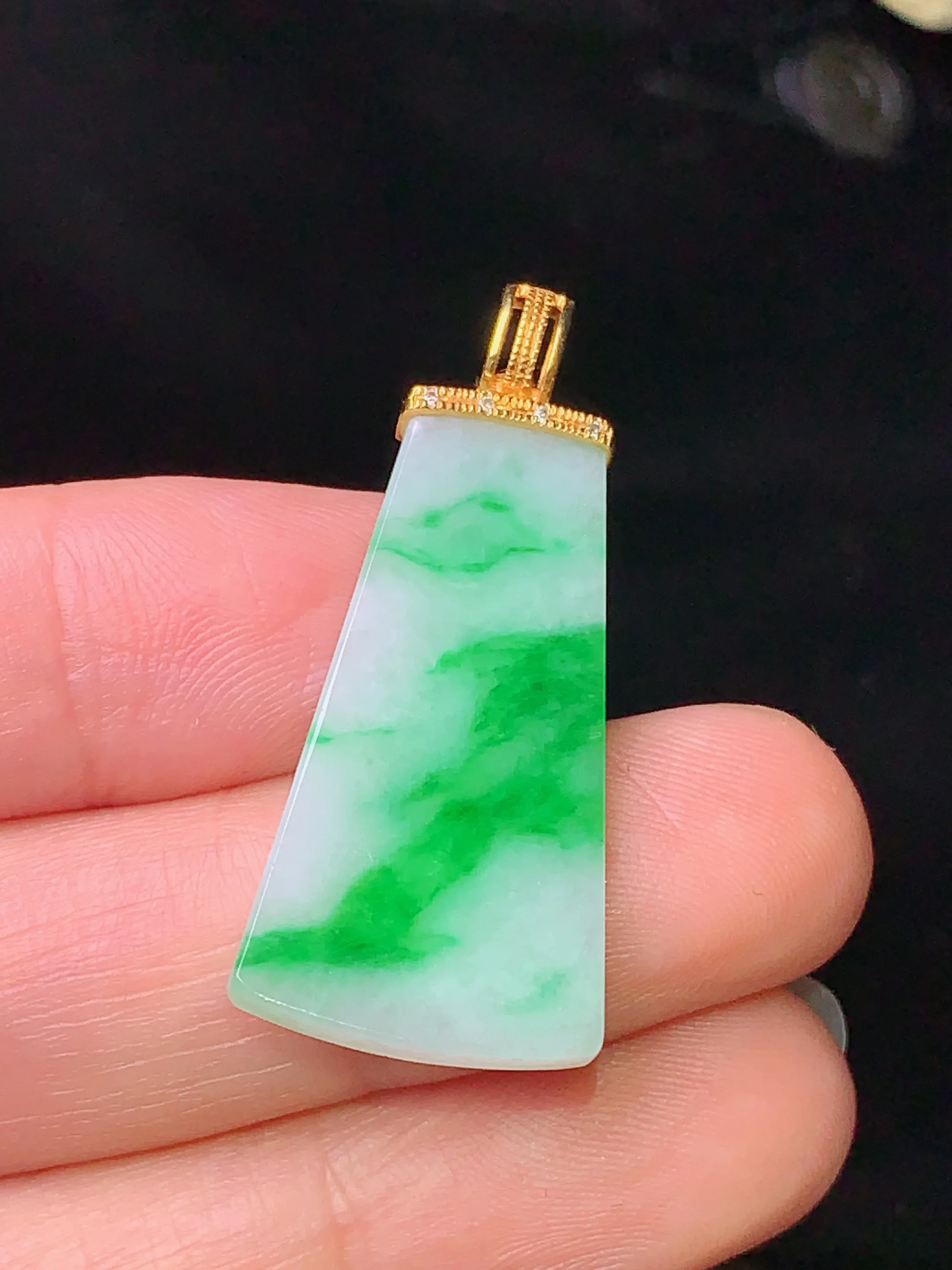 18k金钻镶嵌飘绿无事牌吊坠 玉质细腻 水润亮眼 色泽艳丽 整体尺寸34.5*15*2.7