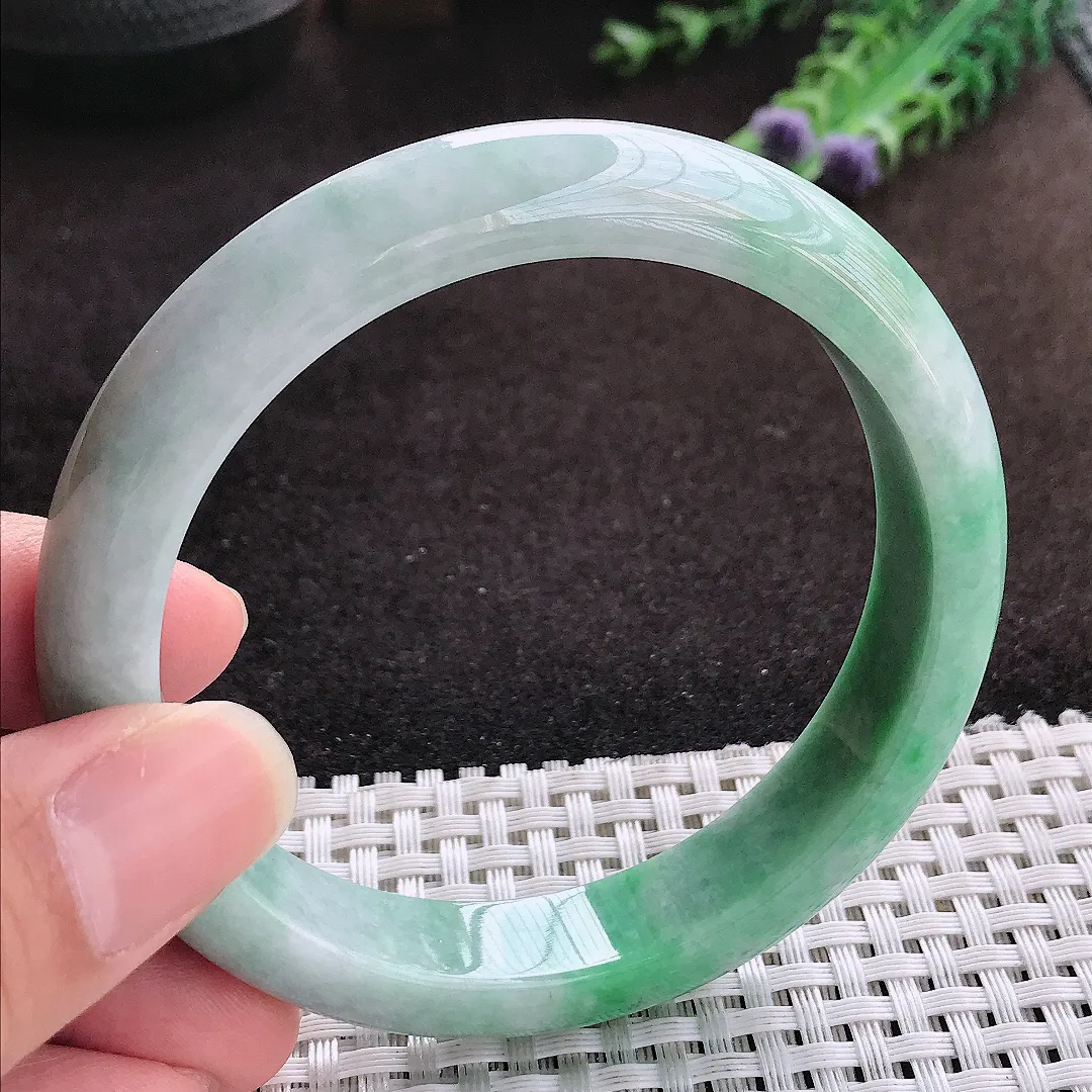 自然光59.5/12.2/8.3老坑精美温润飘绿手镯宽边翡翠玉镯手环