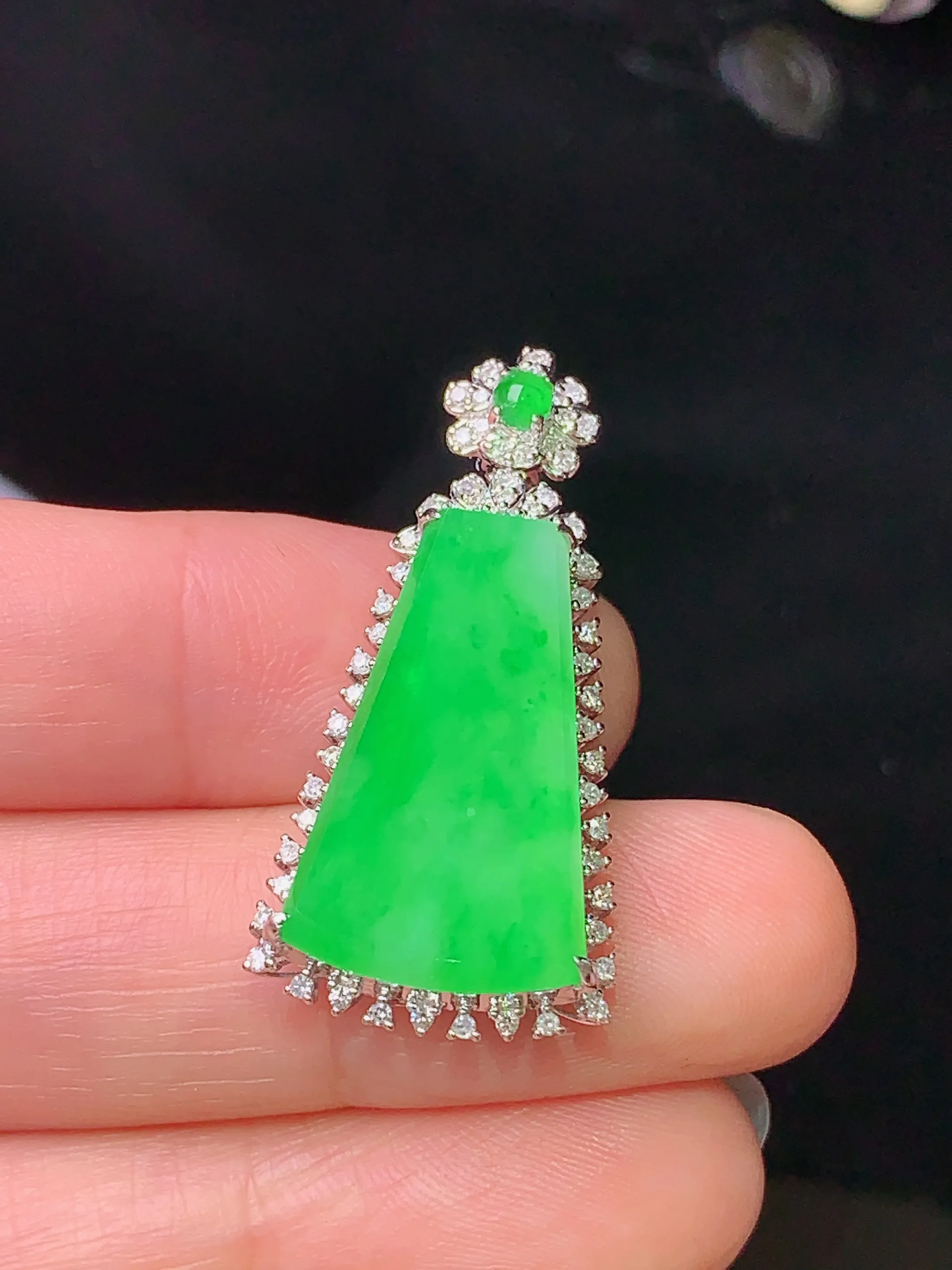 18k金钻镶嵌翠绿无事牌吊坠 玉质细腻 水润亮眼 色泽艳丽 整体尺寸33.8*16*7