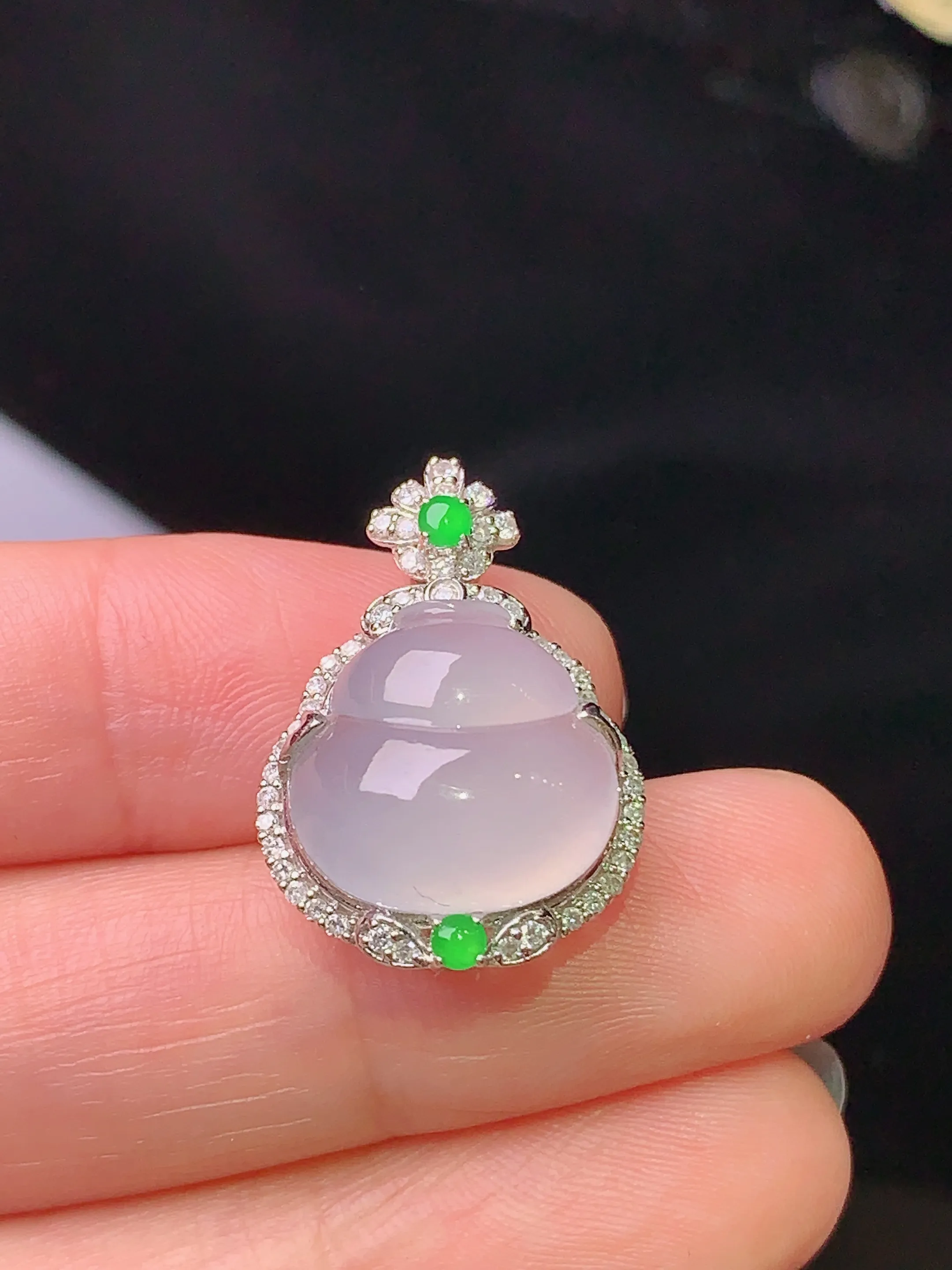 18k金钻镶嵌冰种葫芦吊坠 玉质细腻 水润亮眼 色泽艳丽 整体尺寸23.3*16*10.3