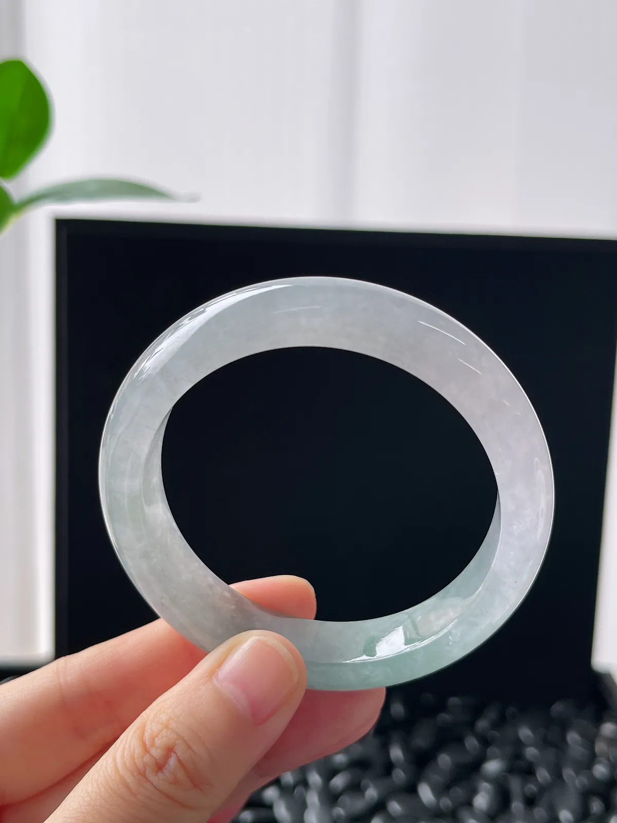 正圈51.8圈口，翡翠冰糯种浅绿色手镯