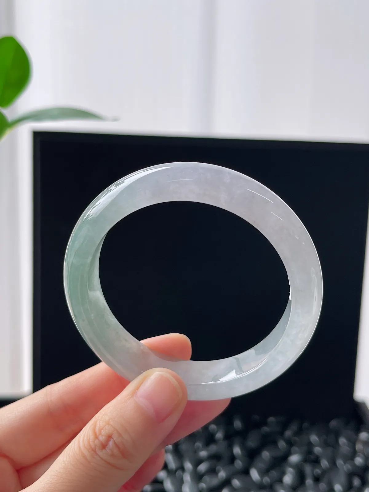 正圈51.8圈口，翡翠冰糯种浅绿色手镯