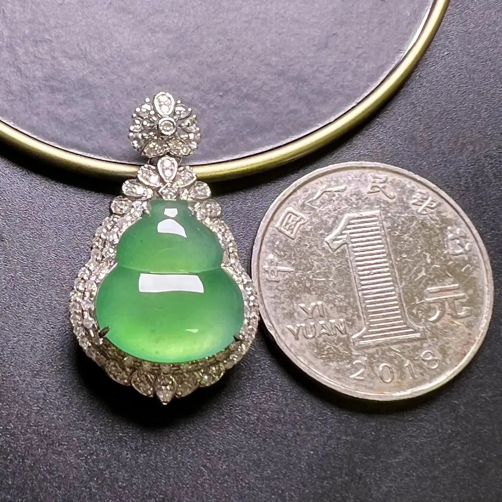 满绿葫芦种好色阳，整体尺寸30.7*18.5*10.8 裸石尺寸15.5*14*3.5