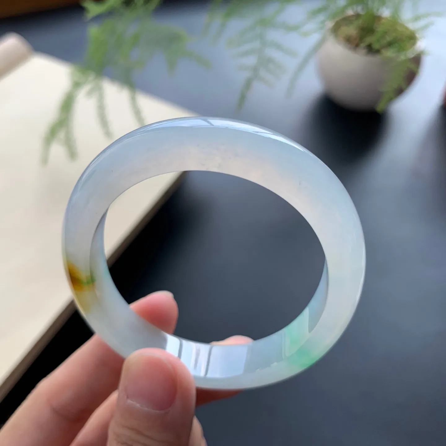 54.8圈口冰飘绿贵妃手镯 尺寸：54.8-47-10.8-7，水润起胶，色泽靓丽