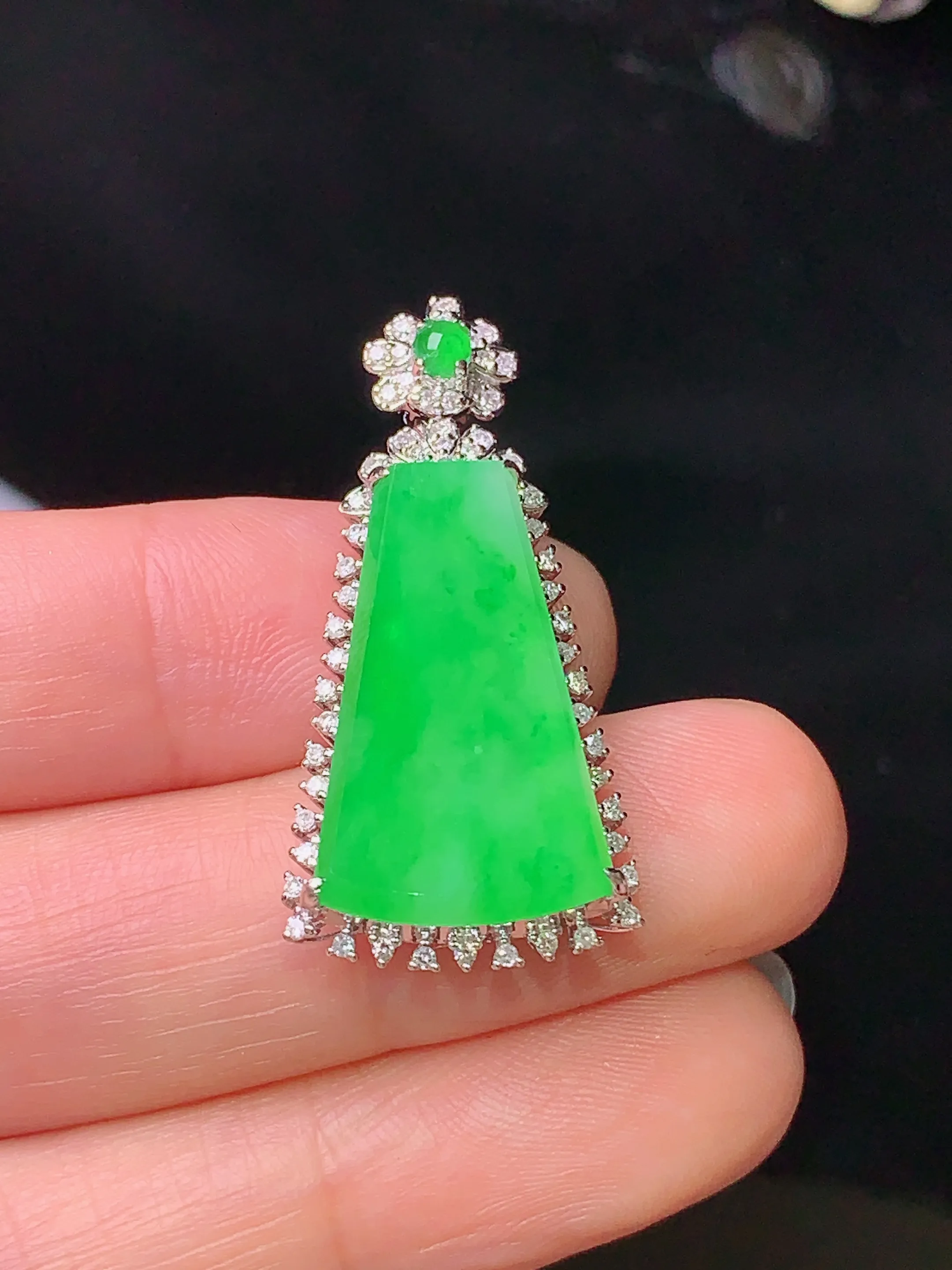 18k金钻镶嵌翠绿无事牌吊坠 玉质细腻 水润亮眼 色泽艳丽 整体尺寸33.8*16*7