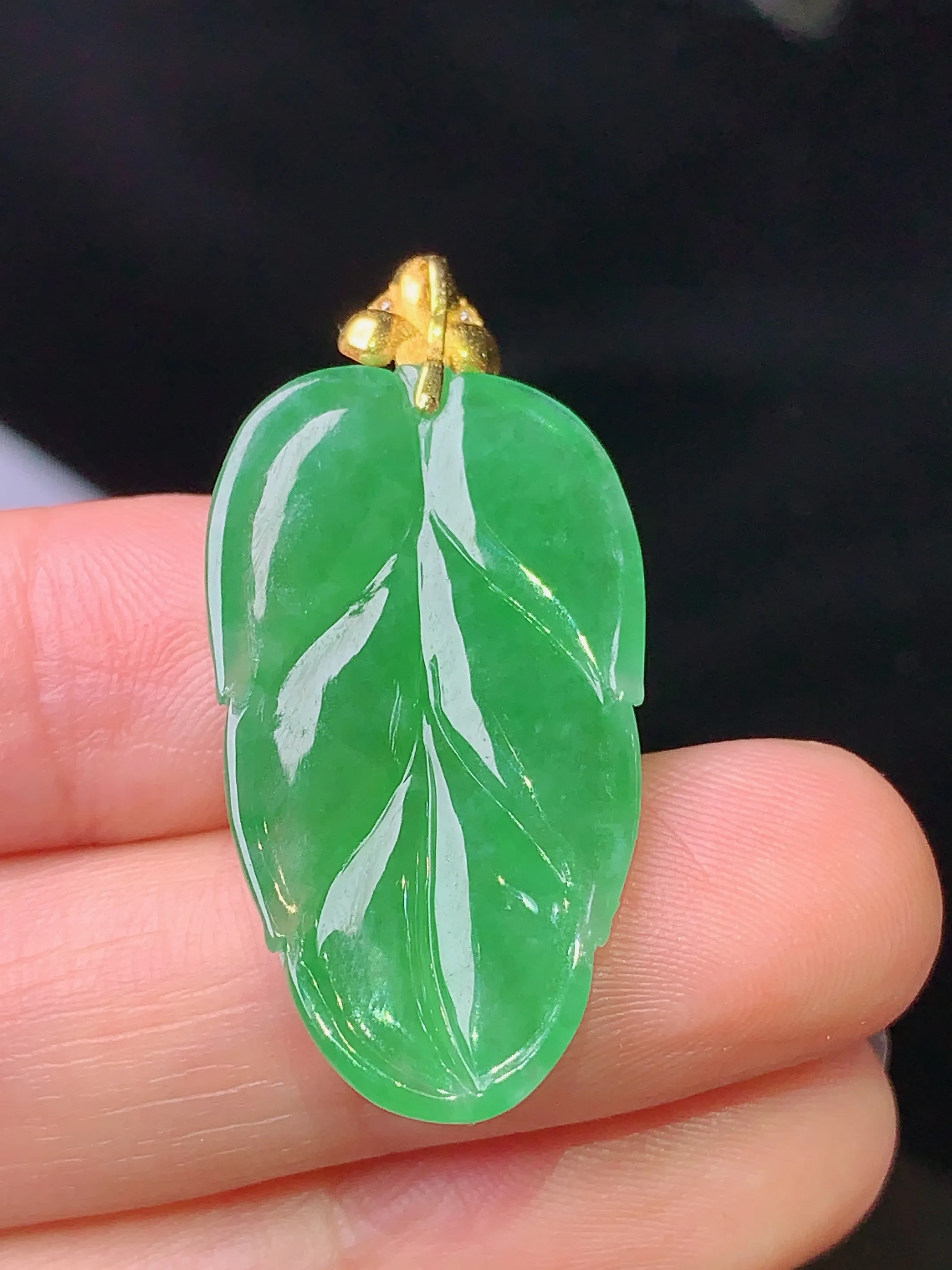 18k金镶嵌翠绿树叶吊坠 玉质细腻 水润亮眼 色泽艳丽 整体尺寸36.7*17.3*4