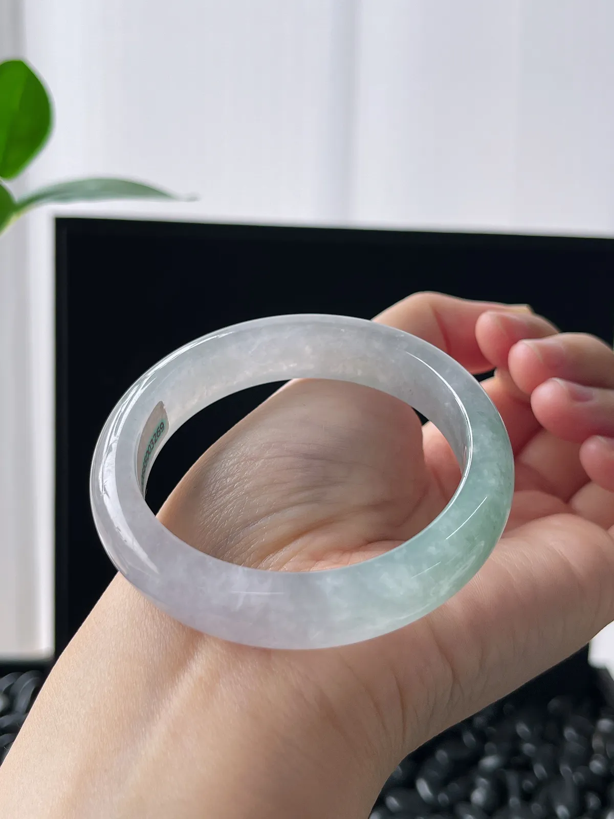 正圈51.8圈口，翡翠冰糯种浅绿色手镯