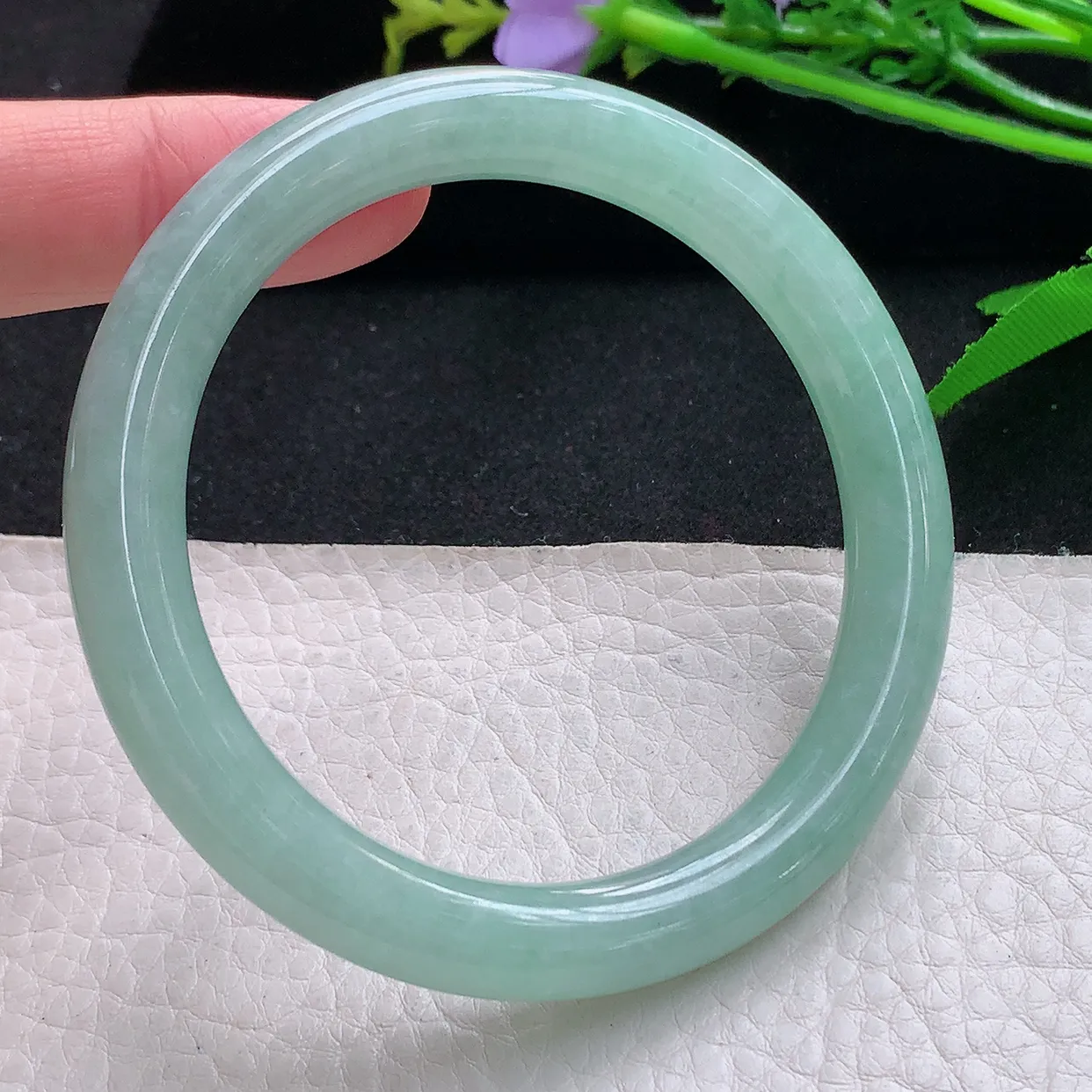 hy自然光57.5*8.7*8.9美人镯 天然缅甸翡翠浅绿水润圆条珠宝玉手镯