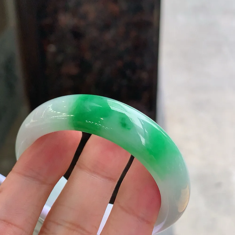 贵妃冰糯阳绿 无瑕 尺寸:54.1/45/13.4/7.4 色好