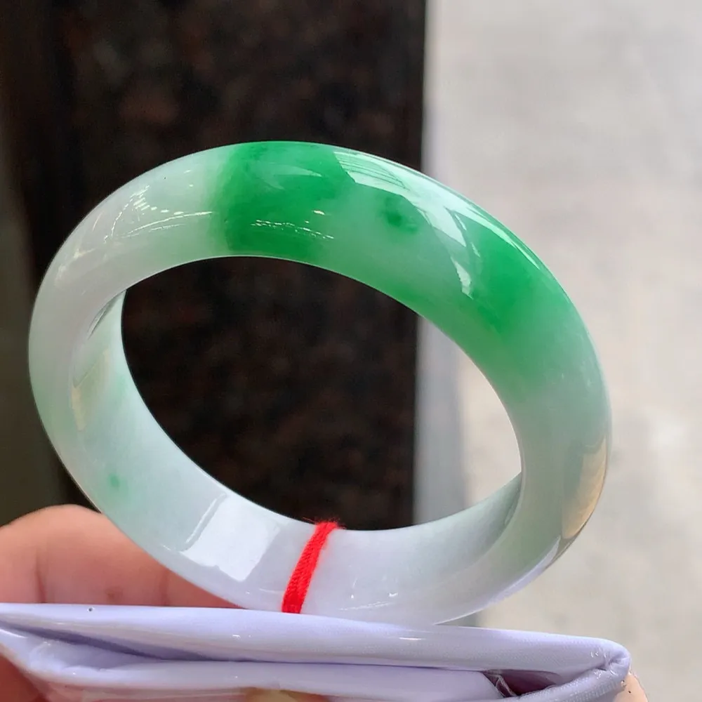 贵妃冰糯阳绿 无瑕 尺寸:54.1/45/13.4/7.4 色好