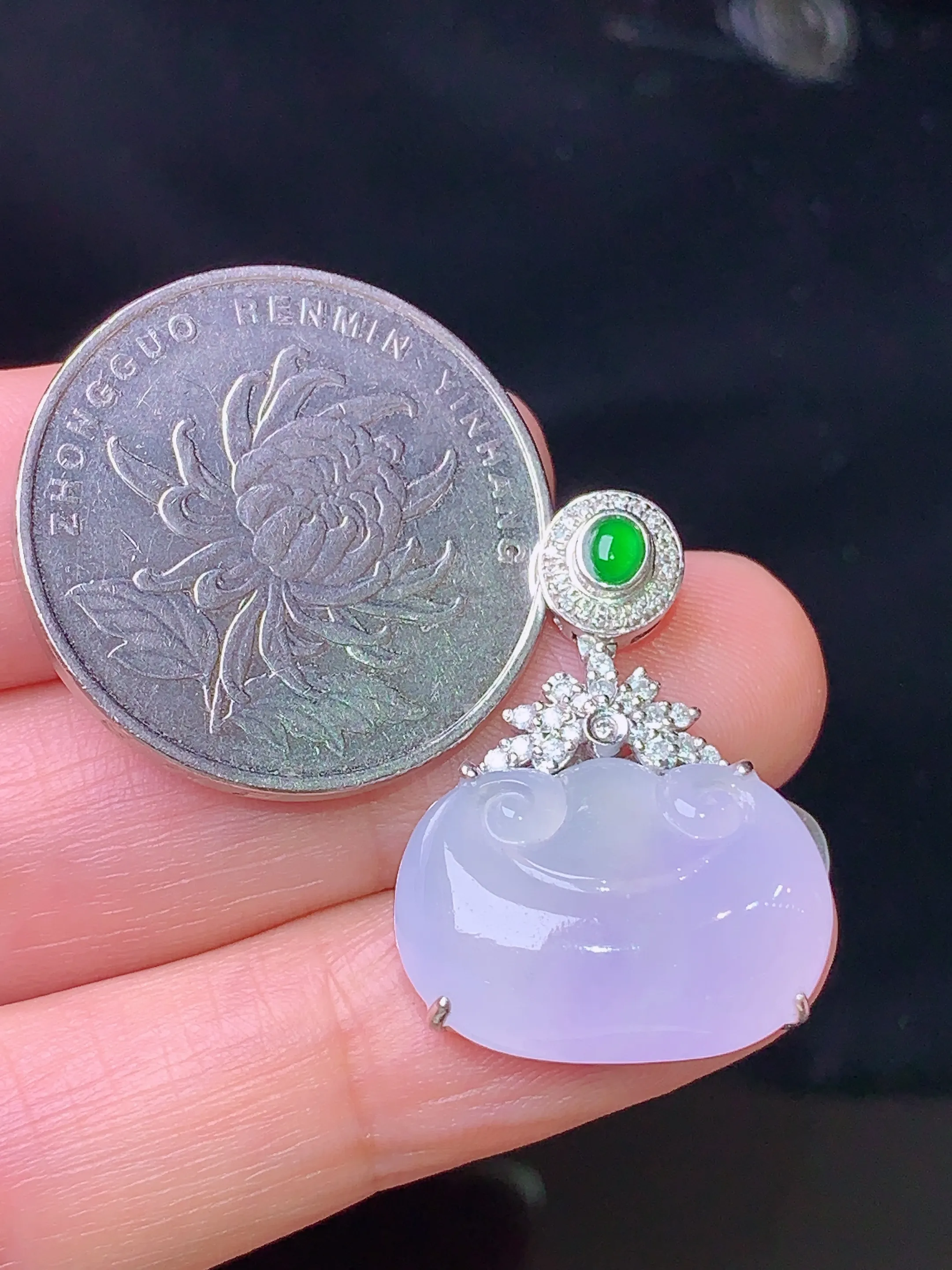 18k金钻镶嵌紫罗兰如意吊坠 玉质细腻 水润亮眼 色泽艳丽 整体尺寸26.5*19.2*7.5