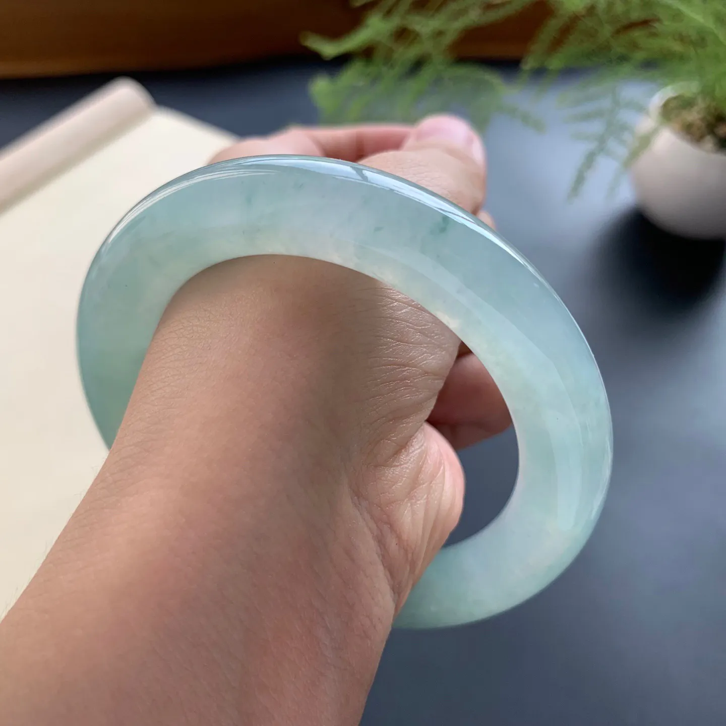 57.3圈口冰晴底圆条手镯 尺寸：57.3-11-11.5，无纹裂，水润细腻，胶感十足