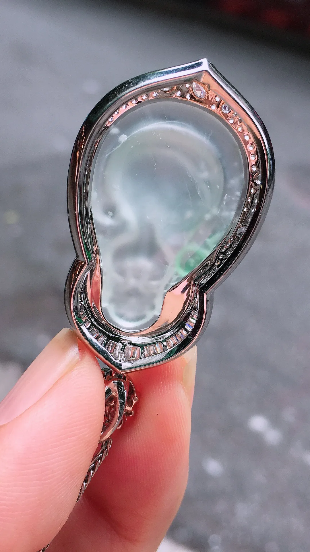 冰种【财神爷】吊坠，玉质细腻，荧光感超
强，饱满圆润，尽显优雅气质，18k
金豪华镶嵌