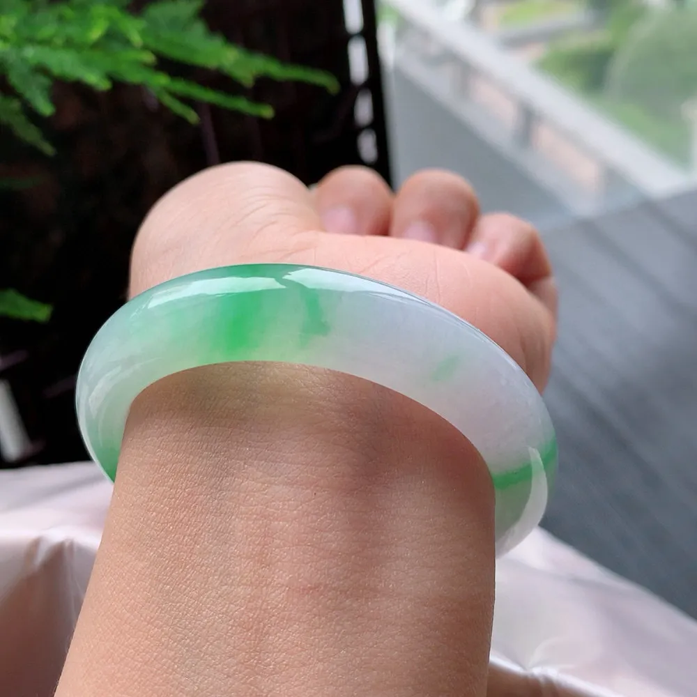 正圈高冰阳绿 无瑕 尺寸:51.1/12.4/8.2 种色俱佳