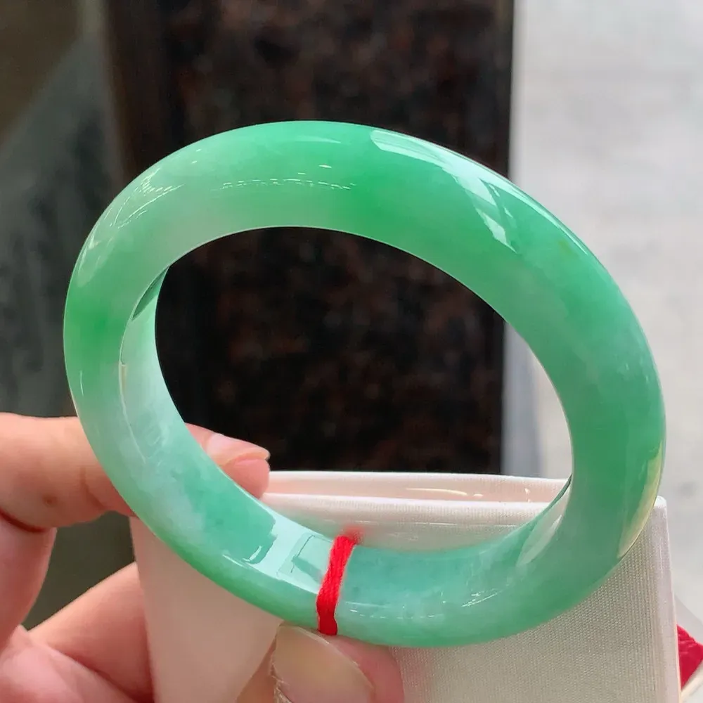 正圈满色翠绿 无瑕 尺寸:55.4/11.8/9.5 色好