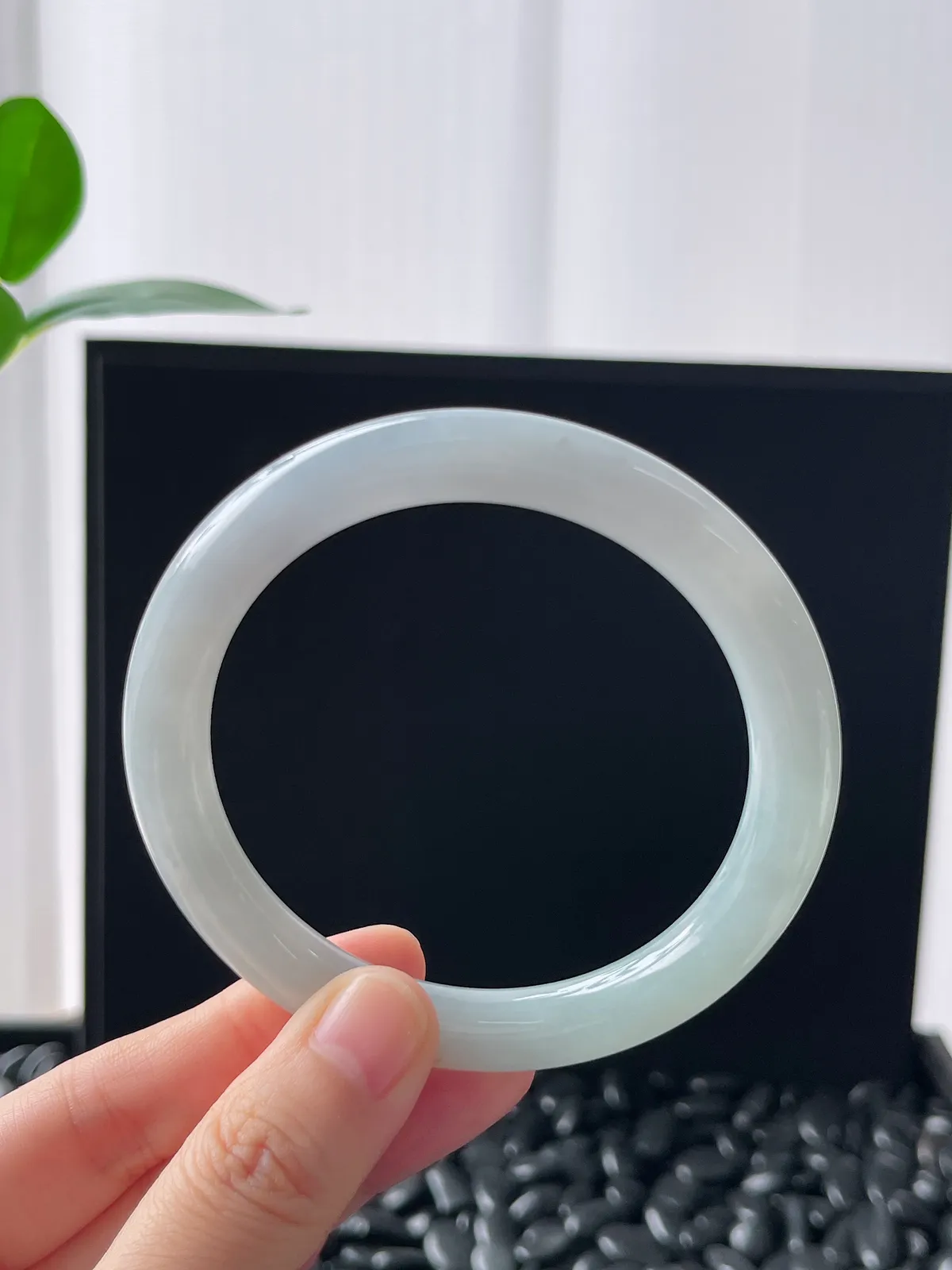 圆镯57.8圈口，翡翠糯化种淡蓝色手镯