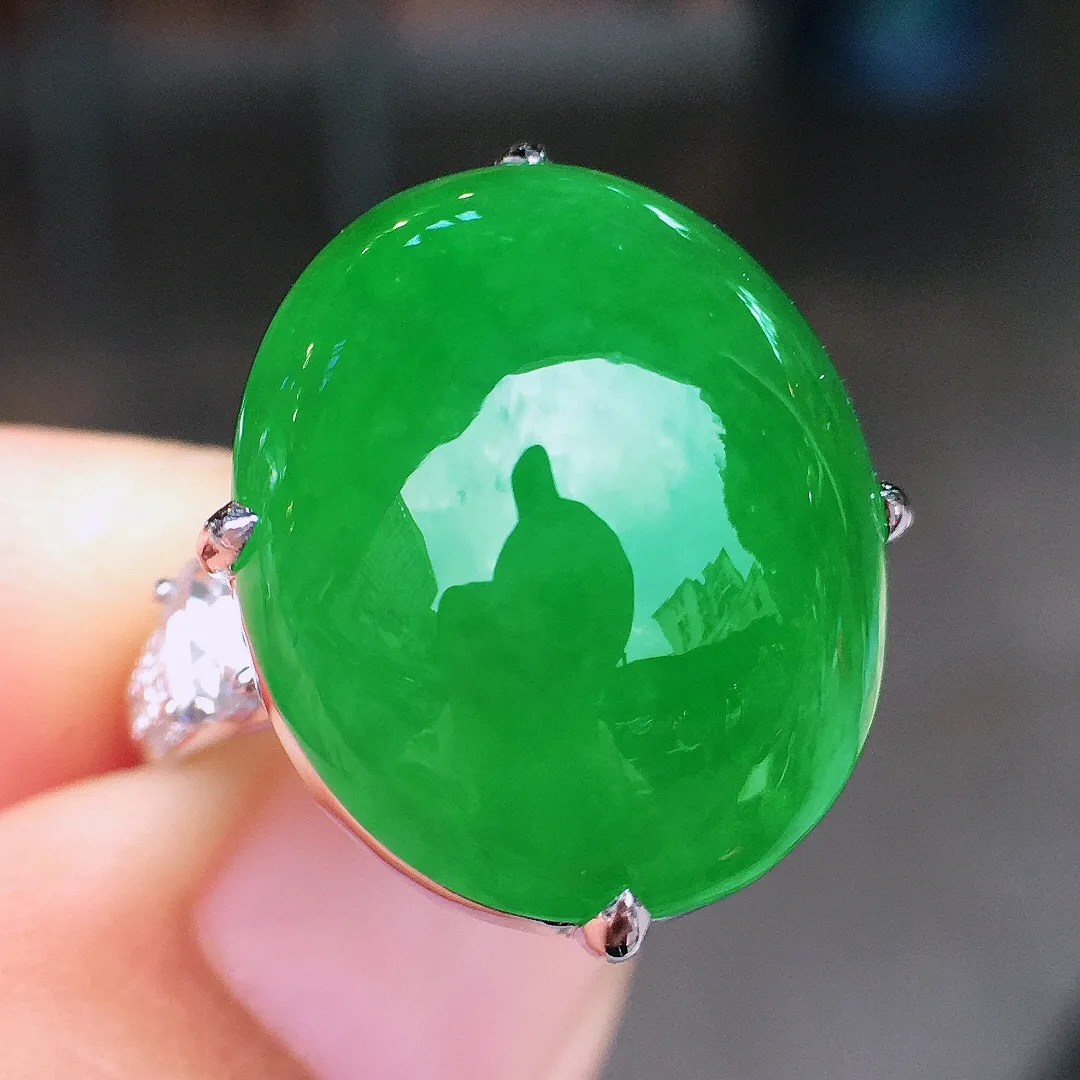 阳绿蛋面戒指，色泽均匀艳丽，玉质细腻，荧光感超
强，饱满圆润，简单大方，尽显优雅气质，18k
金豪华镶嵌