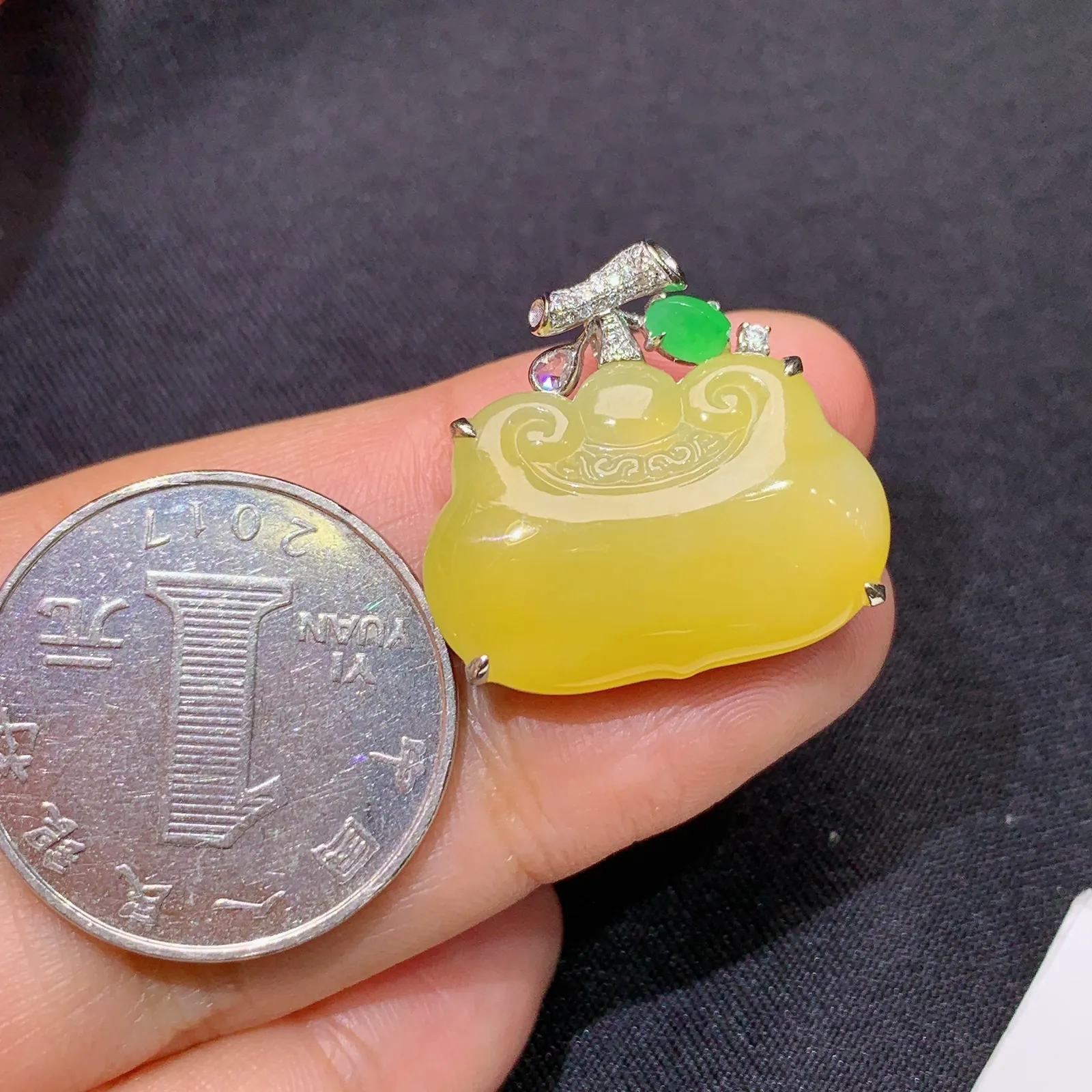 冰种黄翡如意锁吊坠，18k金镶嵌，色泽鲜艳，水色超佳 尺寸21.8*23.3*7.5