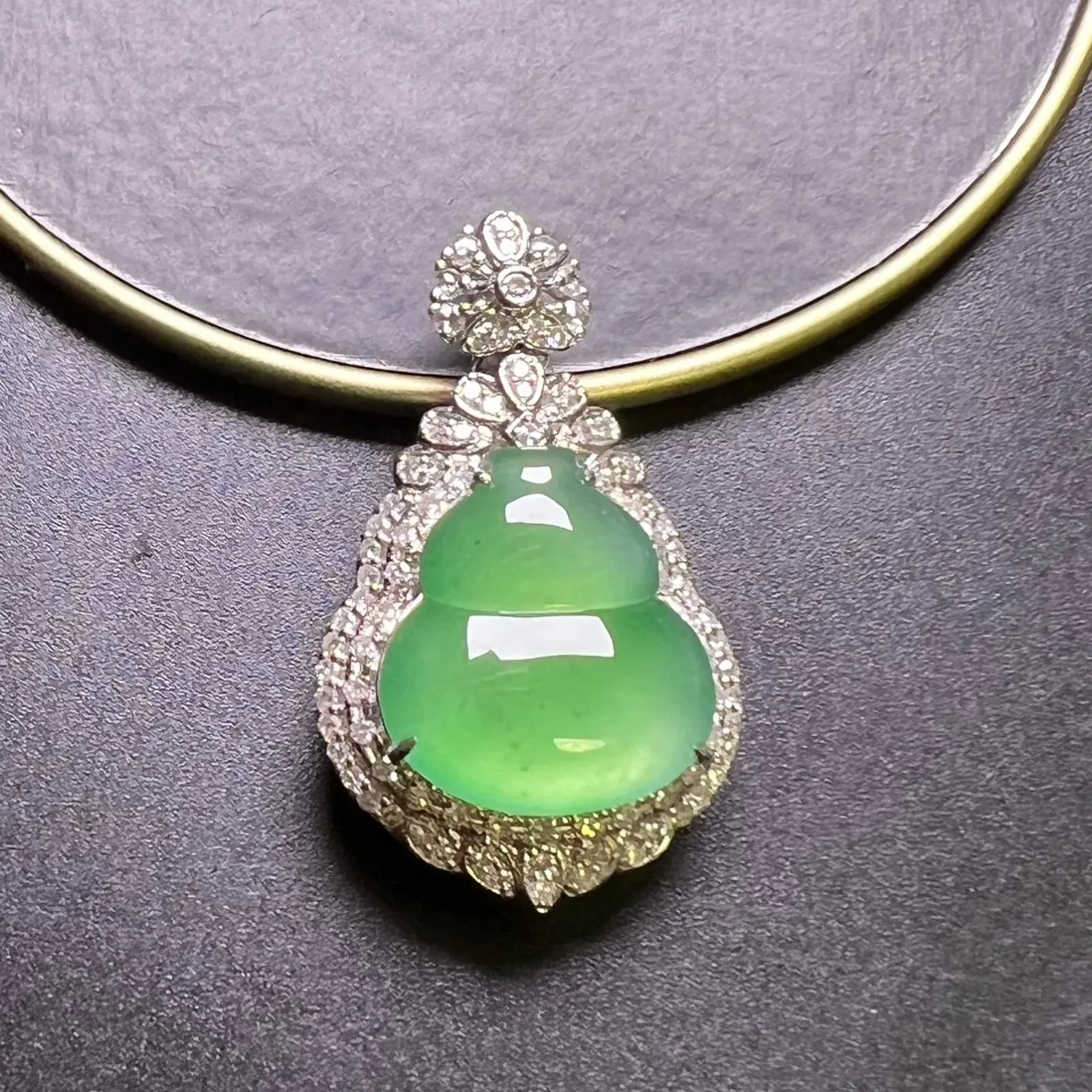 满绿葫芦种好色阳，整体尺寸30.7*18.5*10.8 裸石尺寸15.5*14*3.5