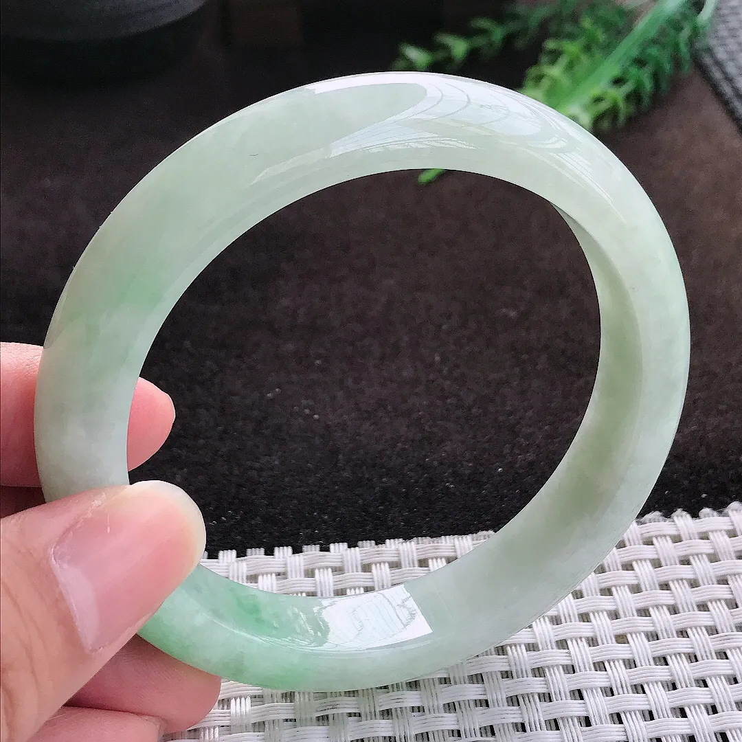 自然光62/13/9.2大圈口老坑秀气温润飘绿手镯宽边翡翠玉镯手环