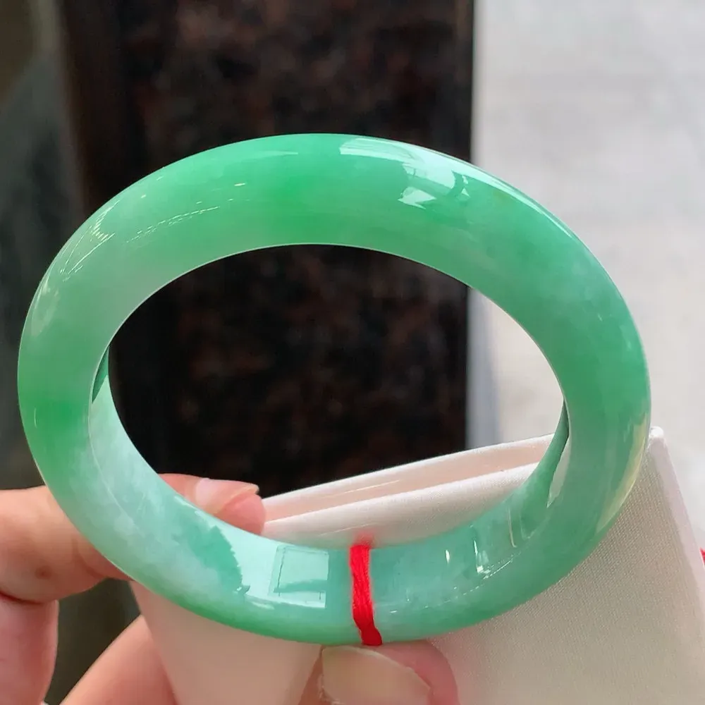 正圈满色翠绿 无瑕 尺寸:55.4/11.8/9.5 色好