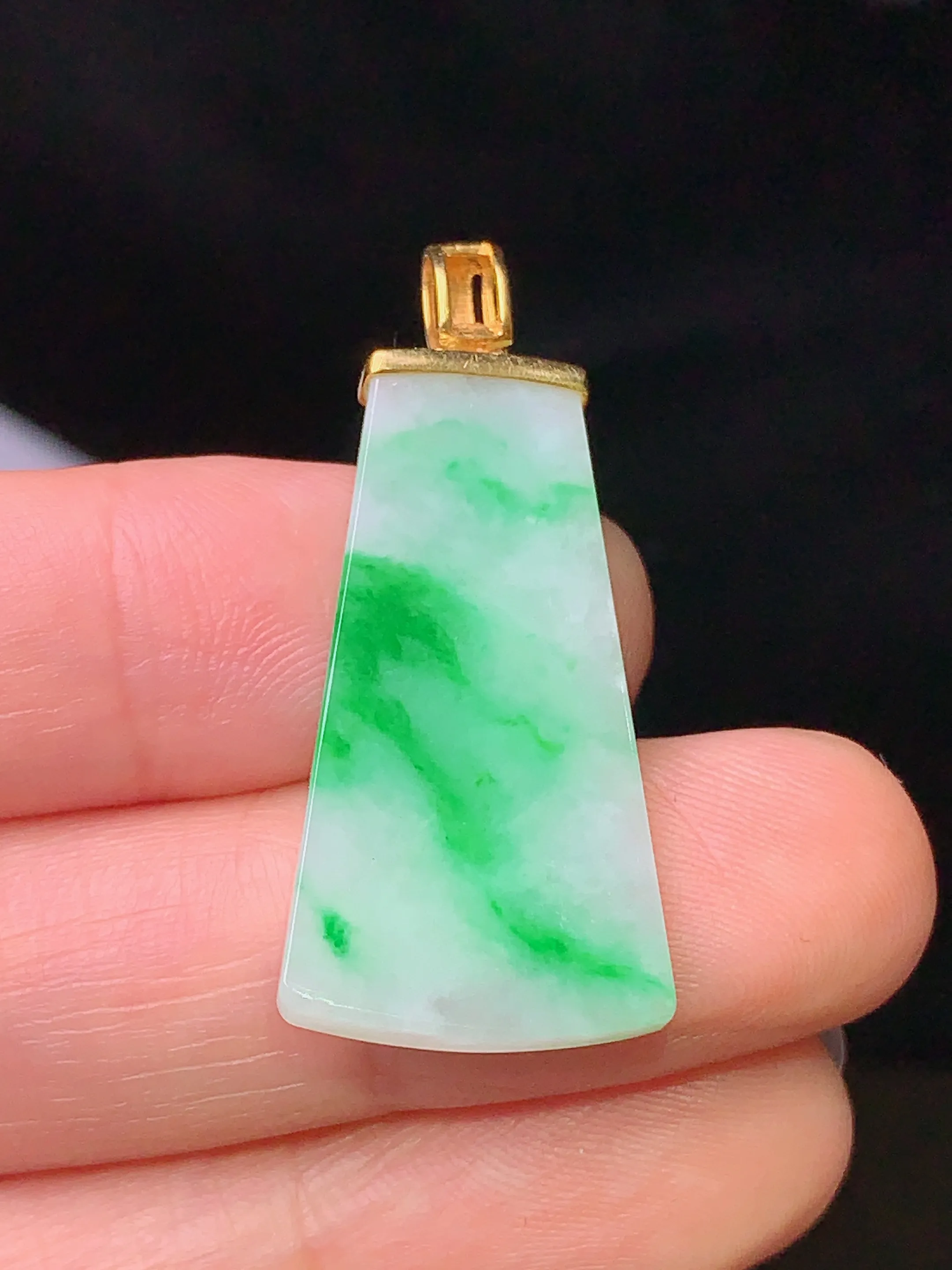 18k金钻镶嵌飘绿无事牌吊坠 玉质细腻 水润亮眼 色泽艳丽 整体尺寸34.5*15*2.7