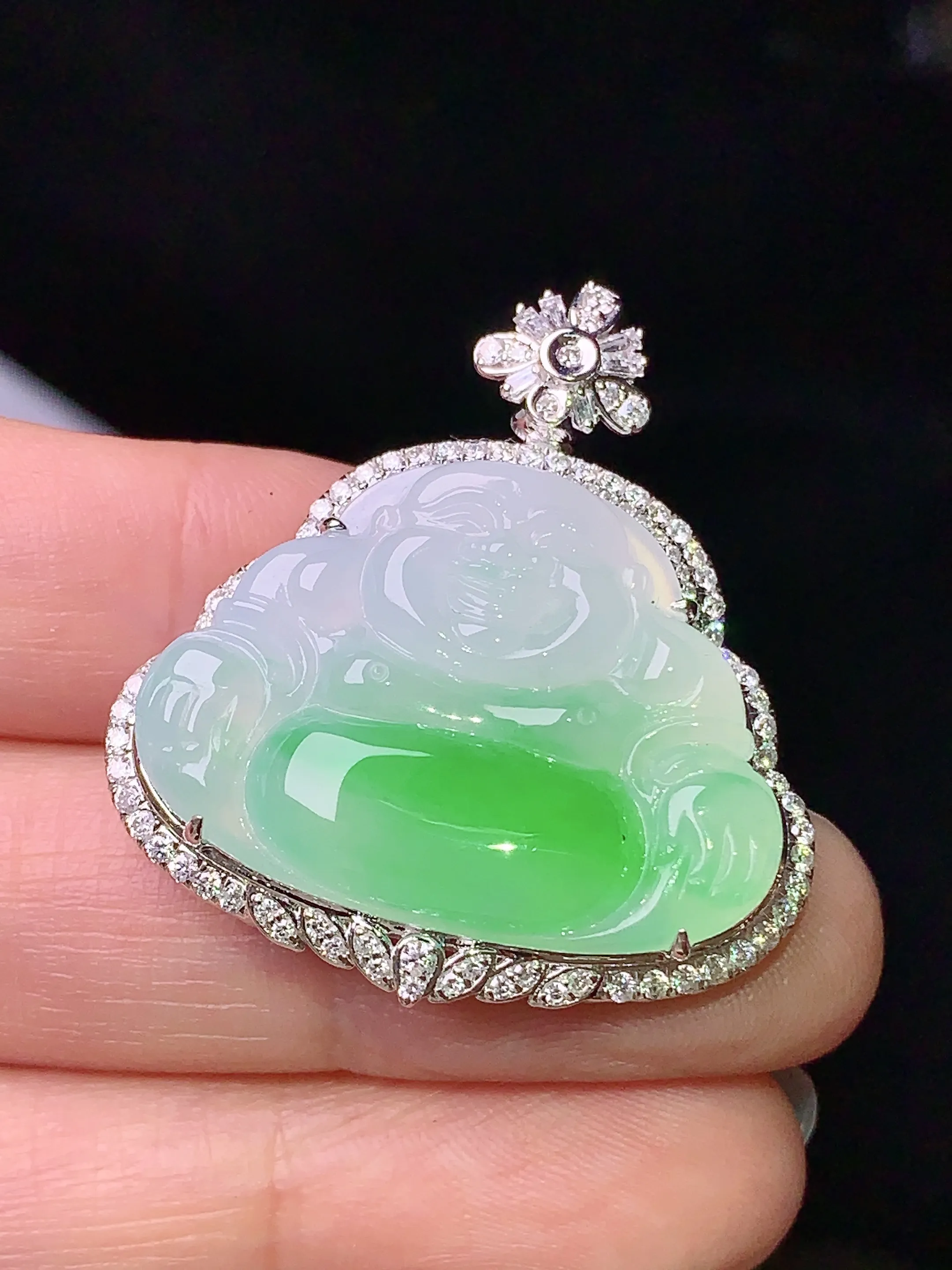 18k金钻镶嵌飘绿佛公吊坠 玉质细腻 水润亮眼 色泽艳丽 整体尺寸33.5*30.5*8.2