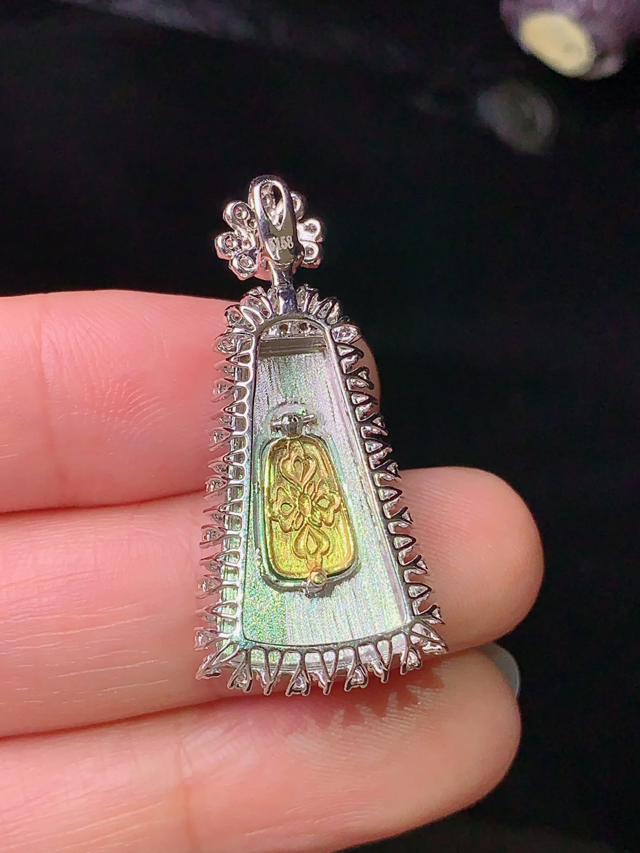 18k金钻镶嵌翠绿无事牌吊坠 玉质细腻 水润亮眼 色泽艳丽 整体尺寸33.8*16*7