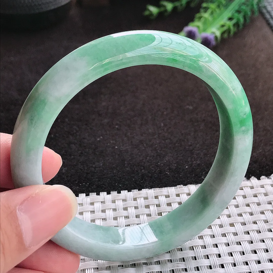 自然光59.5/12.2/8.3老坑精美温润飘绿手镯宽边翡翠玉镯手环