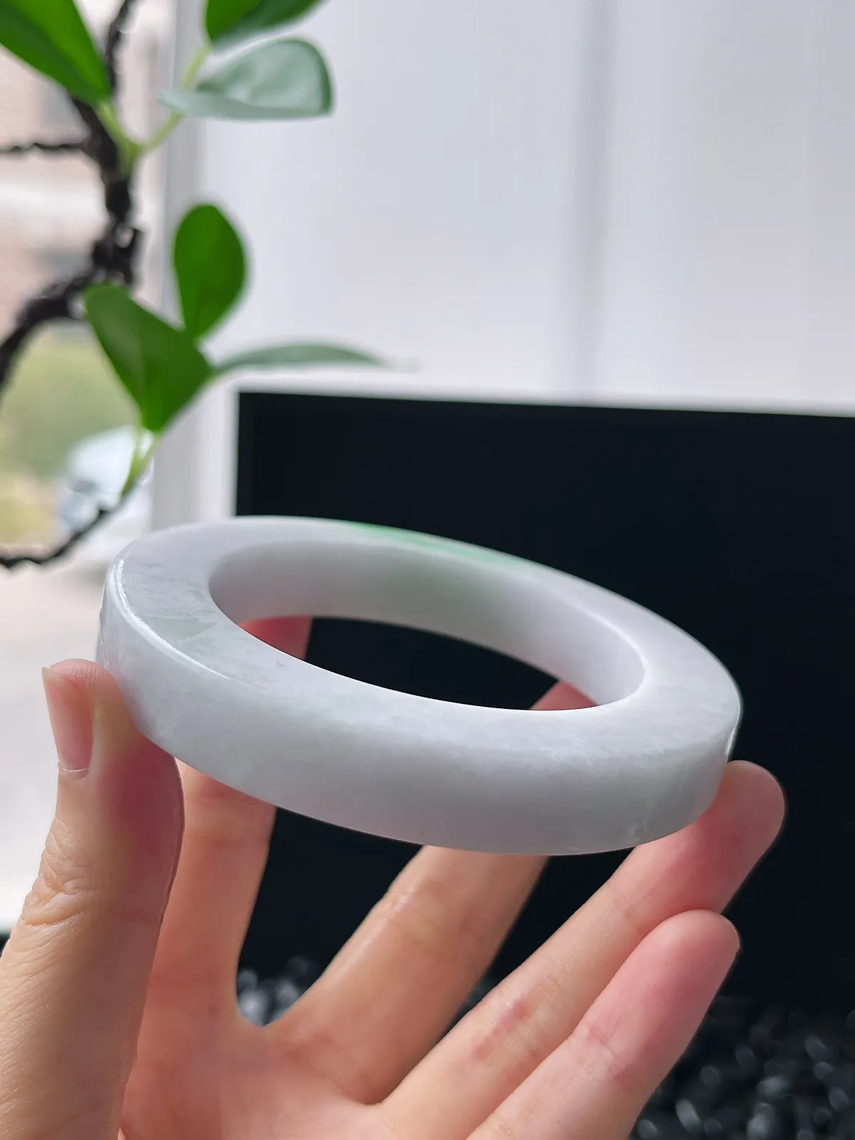 翡翠白底青镯饼，⭕️正圈最大做62，圆条最大做58；最小做54.3