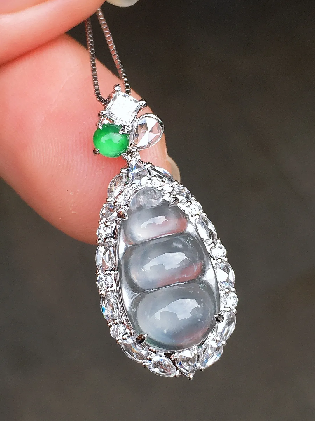 玻璃种福豆吊坠，玉质细腻，荧光感超
强，饱满圆润，尽显优雅气质，18k
金豪华镶嵌