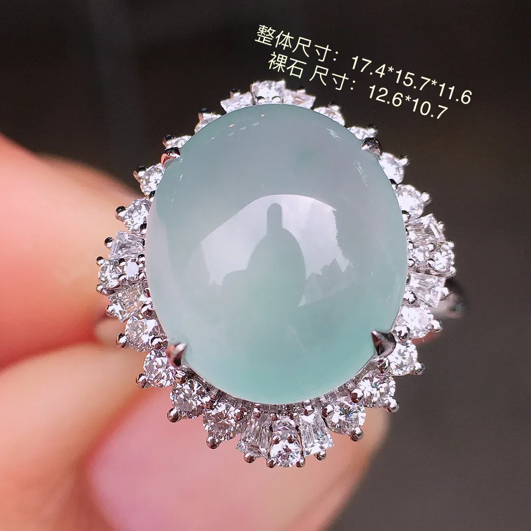 冰种蛋面戒指，玉质细腻，荧光感超
强，饱满圆润，尽显优雅气质，18k
金豪华镶嵌