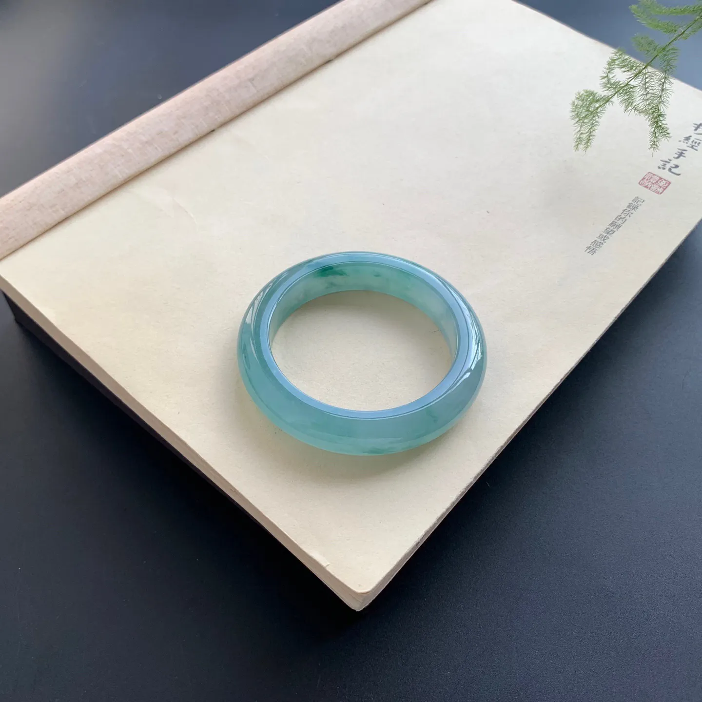 53.5圈口冰种飘花正圈手镯 尺寸：53.5-11.8-9.6，无纹裂，冰透水润，胶感十足