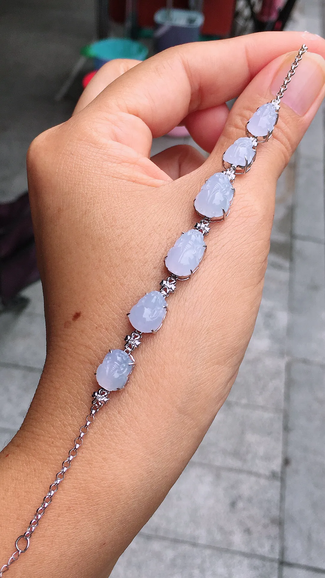 紫罗兰貔貅手链，色泽均匀艳丽，玉质细腻，荧光感超
强，饱满圆润，尽显优雅气质，18k
金豪华镶嵌