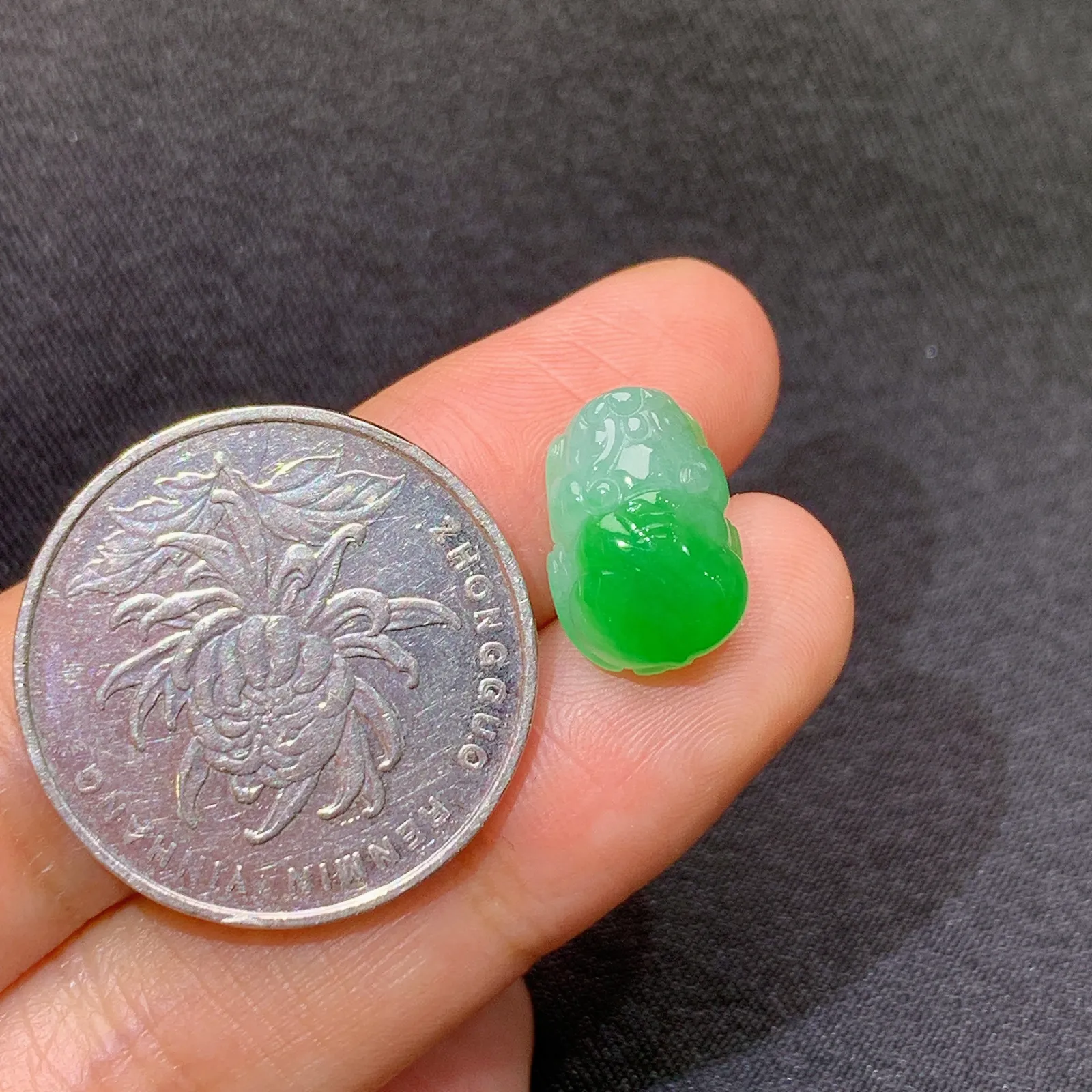 冰飘绿貔貅，冰润色阳，玉质细腻，种水足 尺寸13.5*9.2*5.2