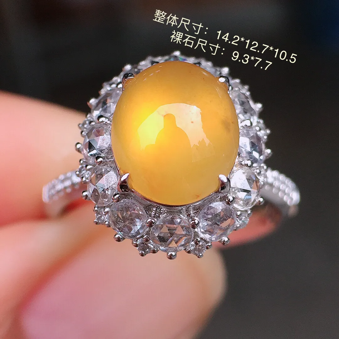 黄翡蛋面戒指，色泽均匀艳丽，玉质细腻，荧光感超
强，饱满圆润，尽显优雅气质，18k
金豪华镶嵌