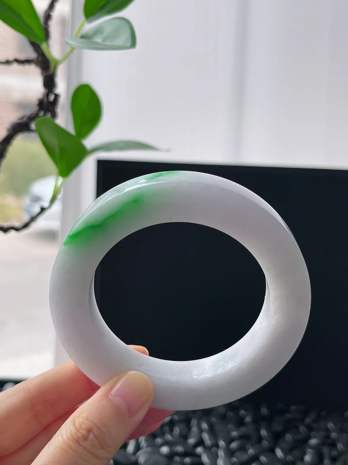 翡翠白底青镯饼，⭕️正圈最大做62，圆条最大做58；最小做54.3