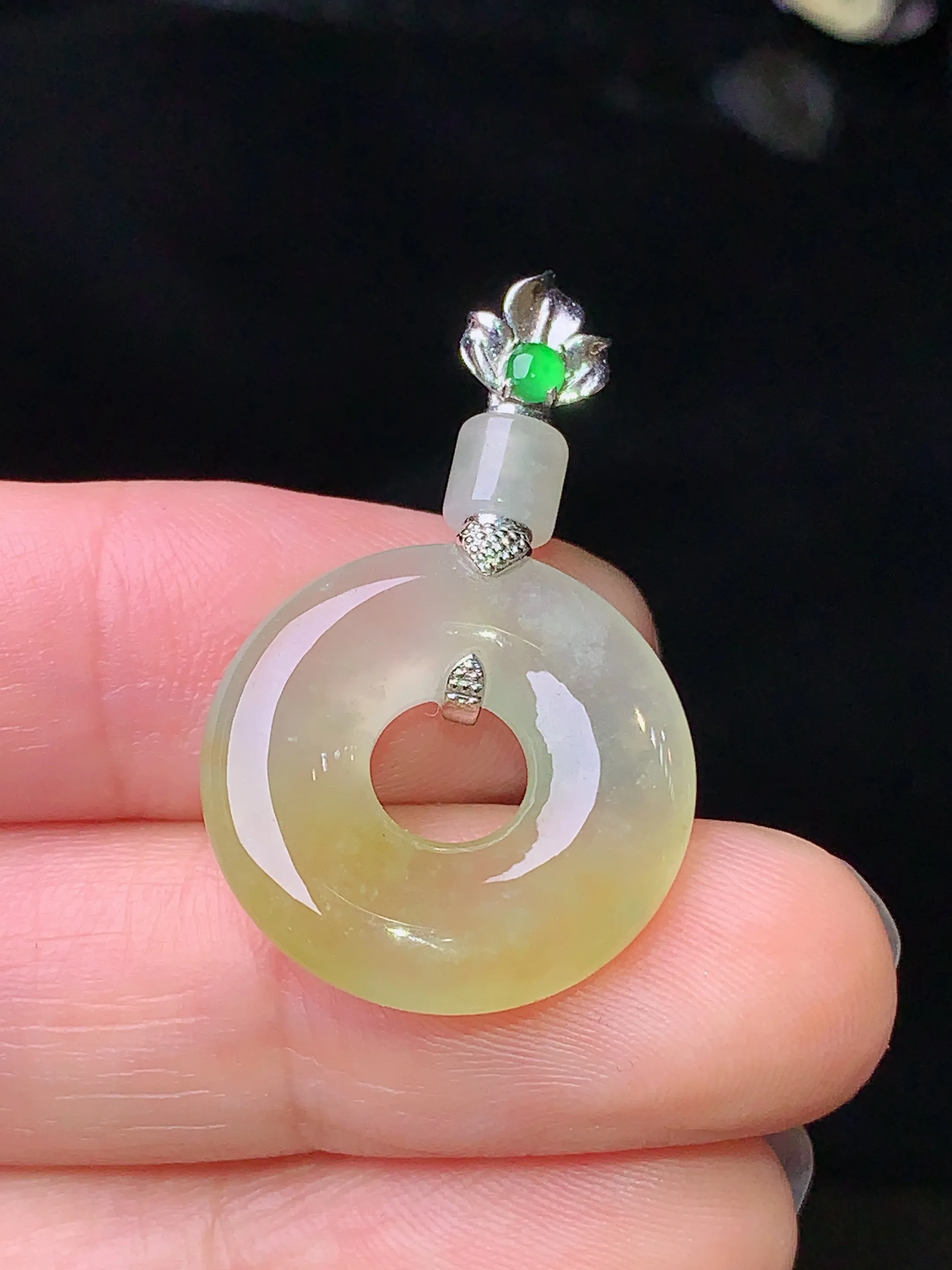 18k金钻镶嵌飘黄翡平安环吊坠 玉质细腻 水润亮眼 色泽艳丽 整体尺寸31.8*19.5*4