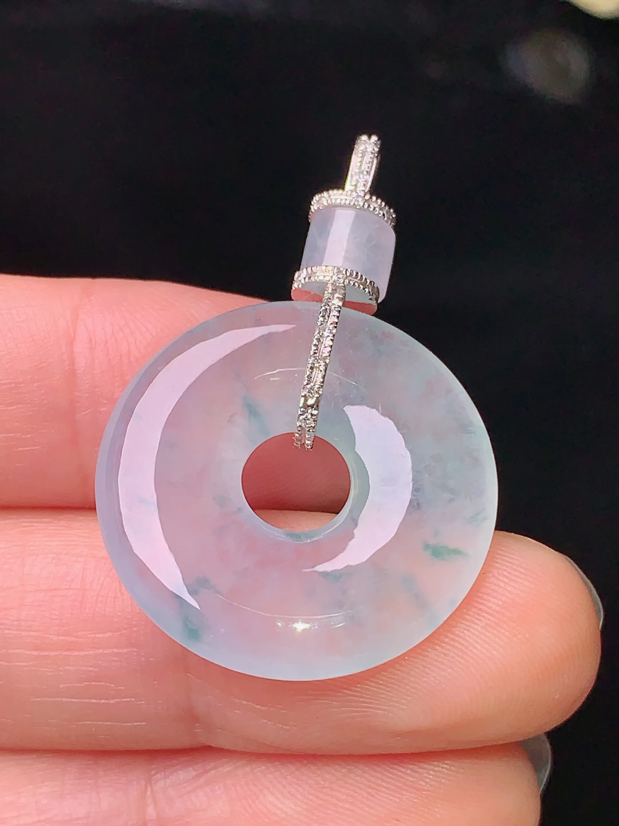 18k金钻镶嵌冰种平安环吊坠 玉质细腻 水润亮眼 色泽艳丽 整体尺寸35.2*23.3*4.2