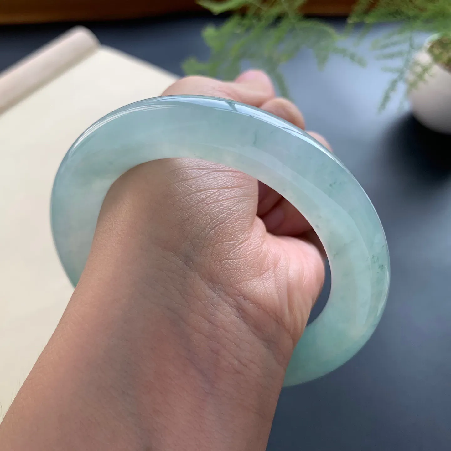 57.3圈口冰晴底圆条手镯 尺寸：57.3-11-11.5，无纹裂，水润细腻，胶感十足