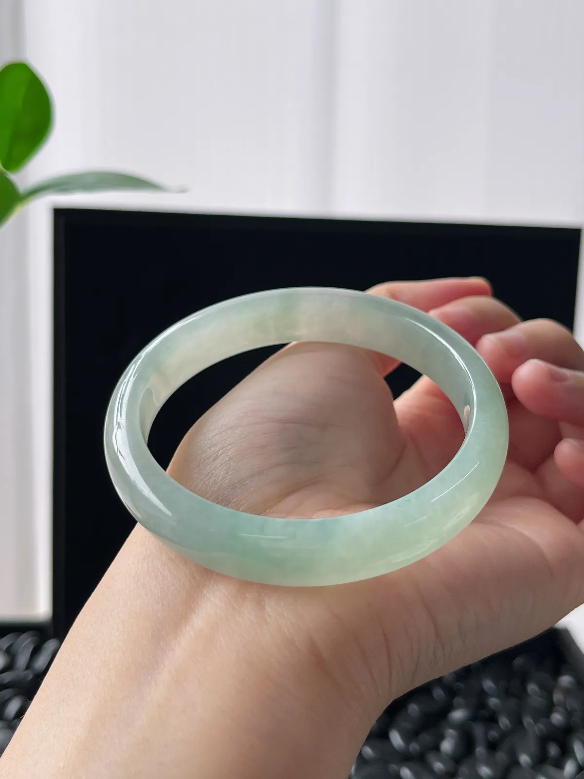 正圈57.8圈口，翡翠冰糯种浅绿色手镯