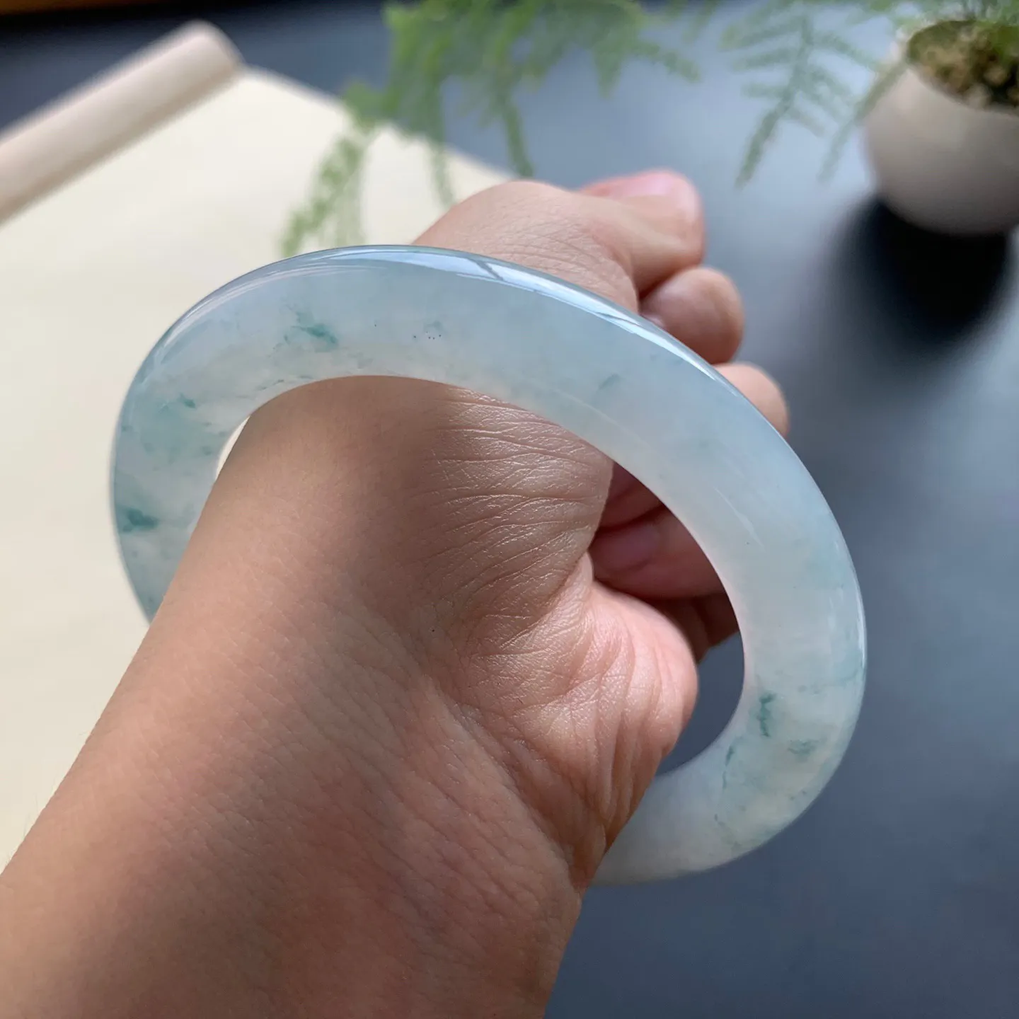 57.8圈口冰飘花圆条手镯 尺寸：57.8-11-10.6，无纹裂，水润饱满，花色灵动