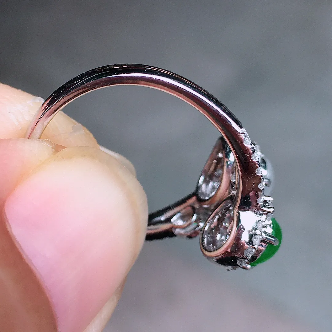 （冰+绿）二合一戒指，色泽均匀艳丽，玉质细腻，荧光感超
强，饱满圆润，尽显优雅气质，18k
金豪华镶嵌