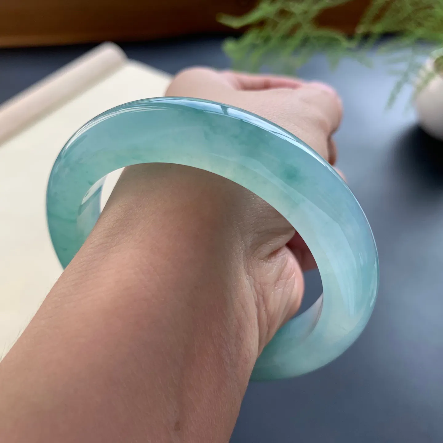 53.5圈口冰种飘花正圈手镯 尺寸：53.5-11.8-9.6，无纹裂，冰透水润，胶感十足