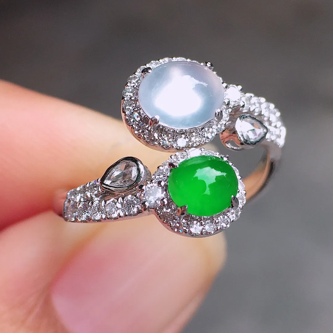 （冰+绿）二合一戒指，色泽均匀艳丽，玉质细腻，荧光感超
强，饱满圆润，尽显优雅气质，18k
金豪华镶嵌